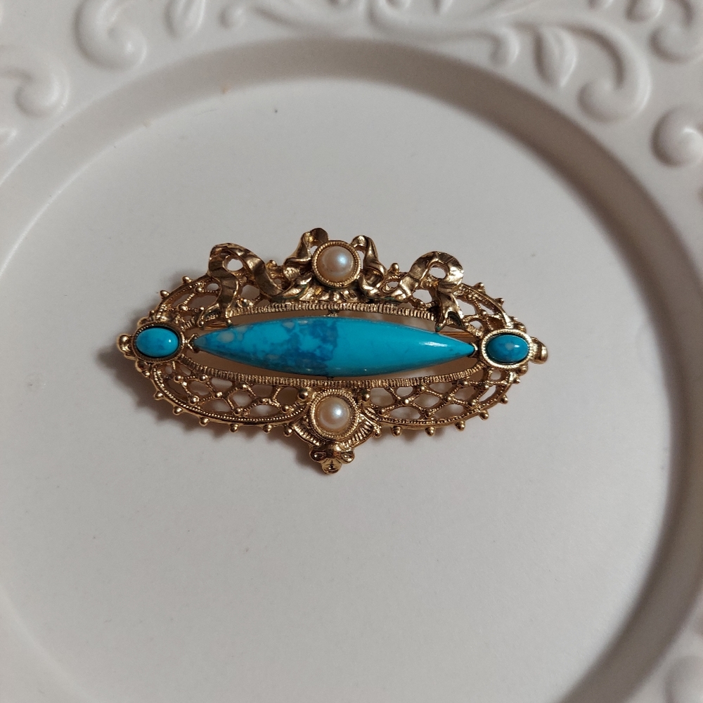 '1928' Textured Gold/Turquoise Color Stone & Faux Pearl Ribbon Brooch/Pin